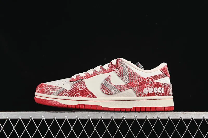 All categories Nk SB Dunk Series Nk SB Dunk Low High-end customized low-top sneakers Nike SB Dunk Low Gucci co-branded Gray and red denim Anniversary high-end customized low-top casual sneakers SC9207-417